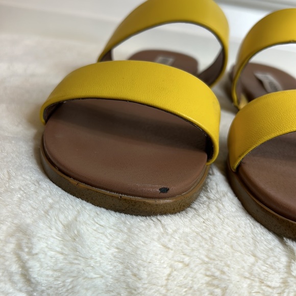 Steve Madden Dual Yellow Sandals - Picture 5 of 16